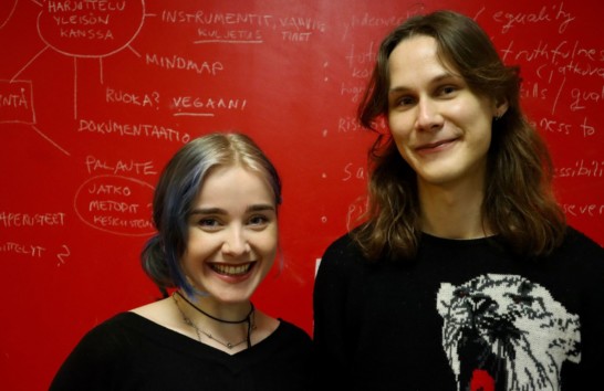 yleisötyöntekijät Heta Heikkala ja Viljami Valldén, kaksi hymyilevää henkilöä.