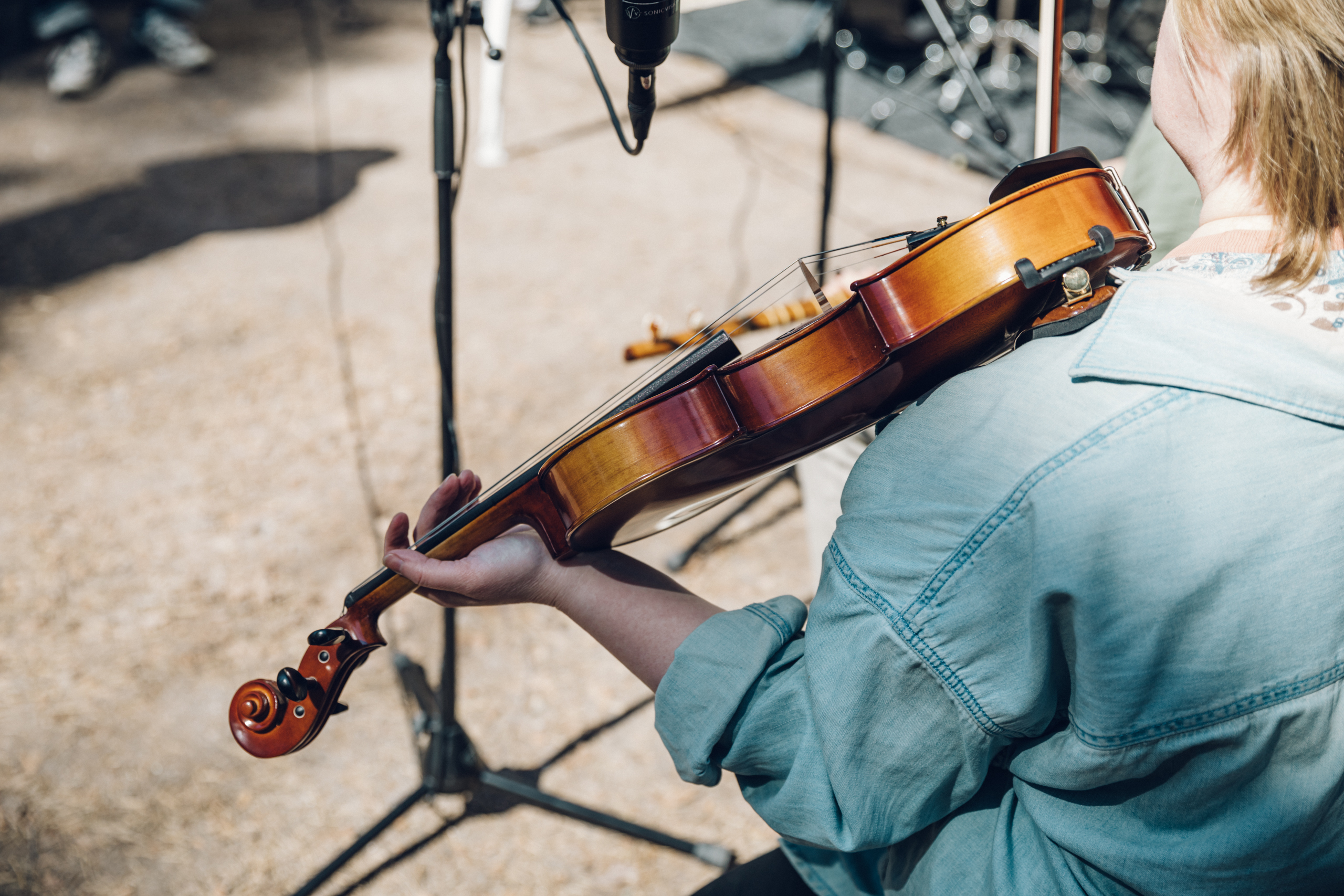 A person playing a violin in Chicago Boys public rehearsal in Stansvik