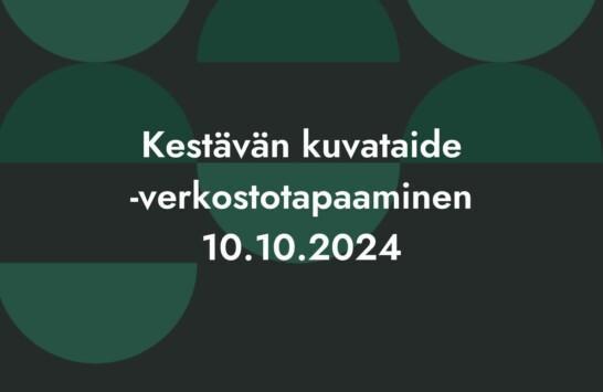 Kuvassa valkoinen teksti vihreällä pohjalla. Tekstissä lukee Kestävä kuvataide -verkostotapaaminen 10.10.2024